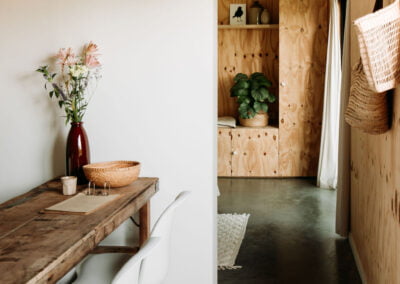 Eettafel met zicht naar slaapkamer Slapen bij Hein