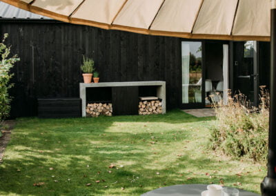 Buitentafel met parasol - bijhein